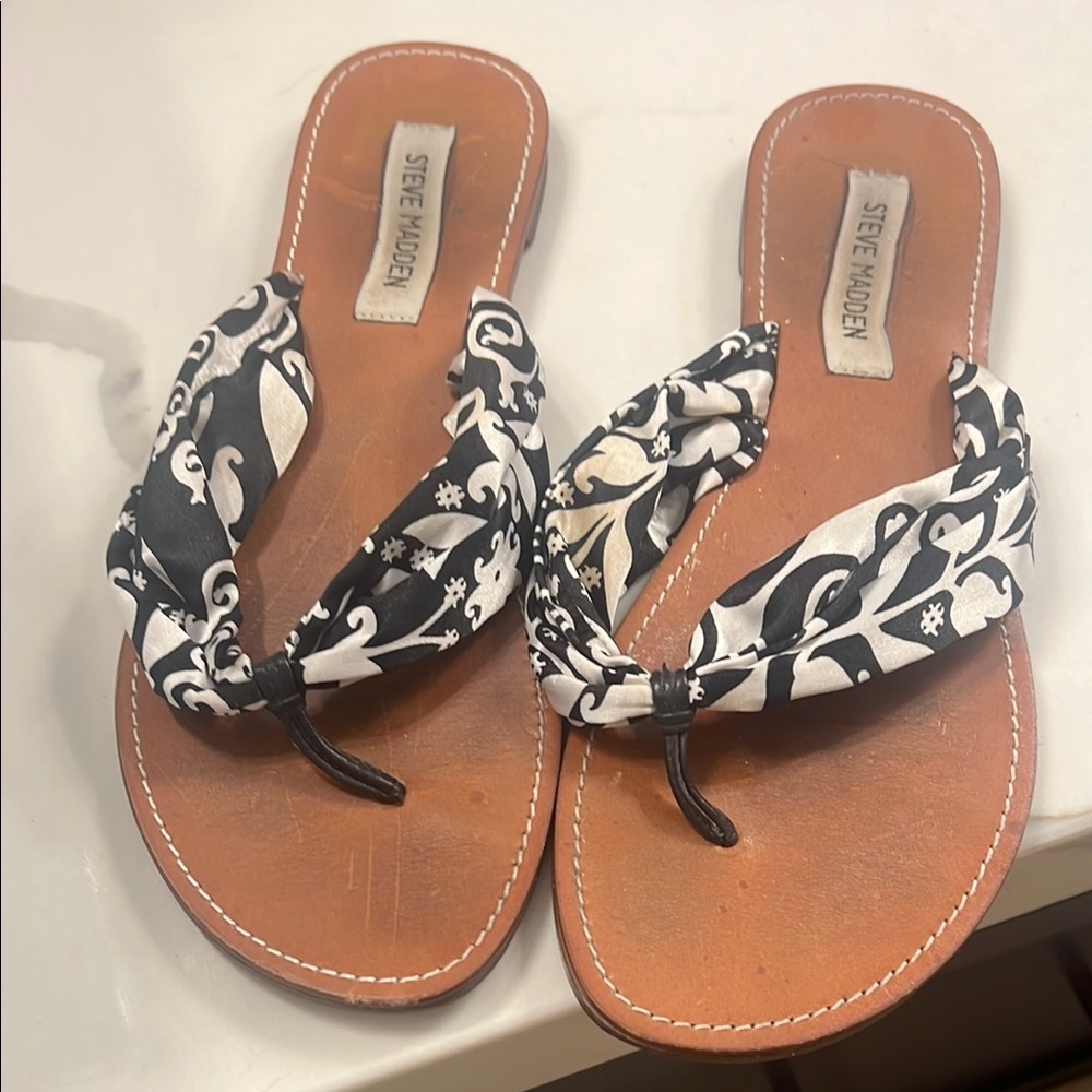 Steve Madden Black and White Sandals with Knot Design